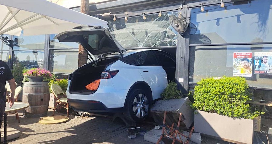 Автомобиль врезался в кафе в Кфар-Сабе, есть погибший