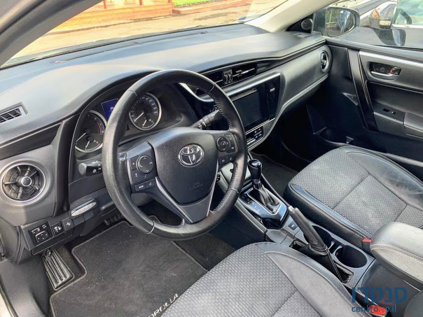 2018' Toyota Corolla photo #3