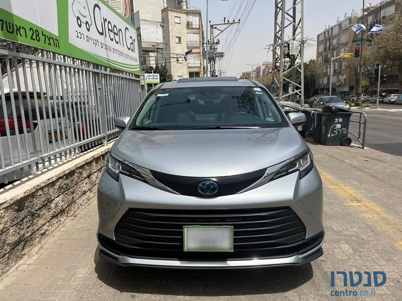 2024' Toyota Sienna photo #2