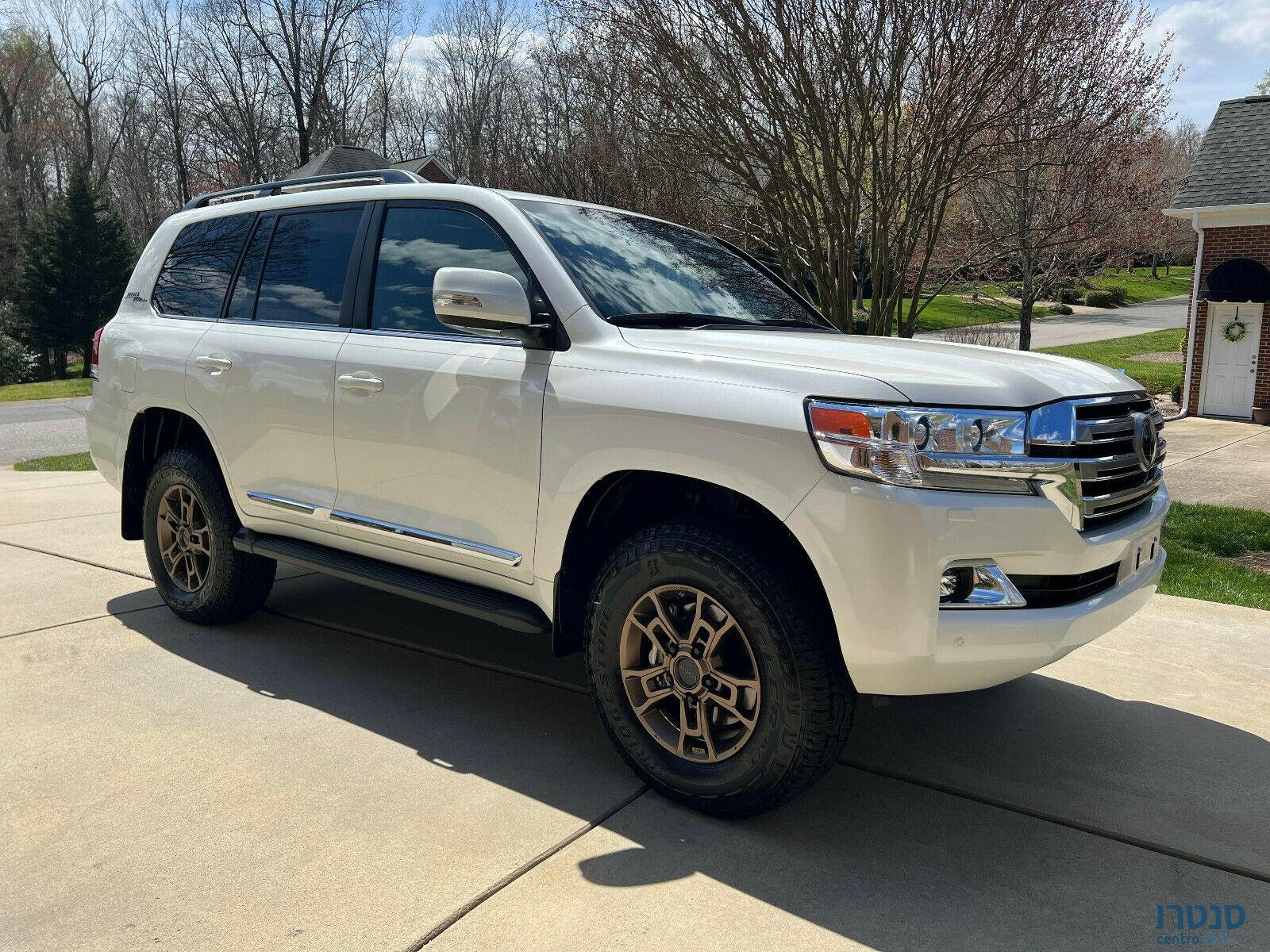 2021' Toyota Land Cruiser photo #2