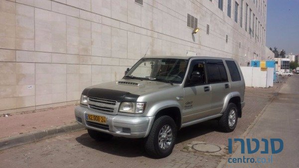 2002' Isuzu Trooper photo #1