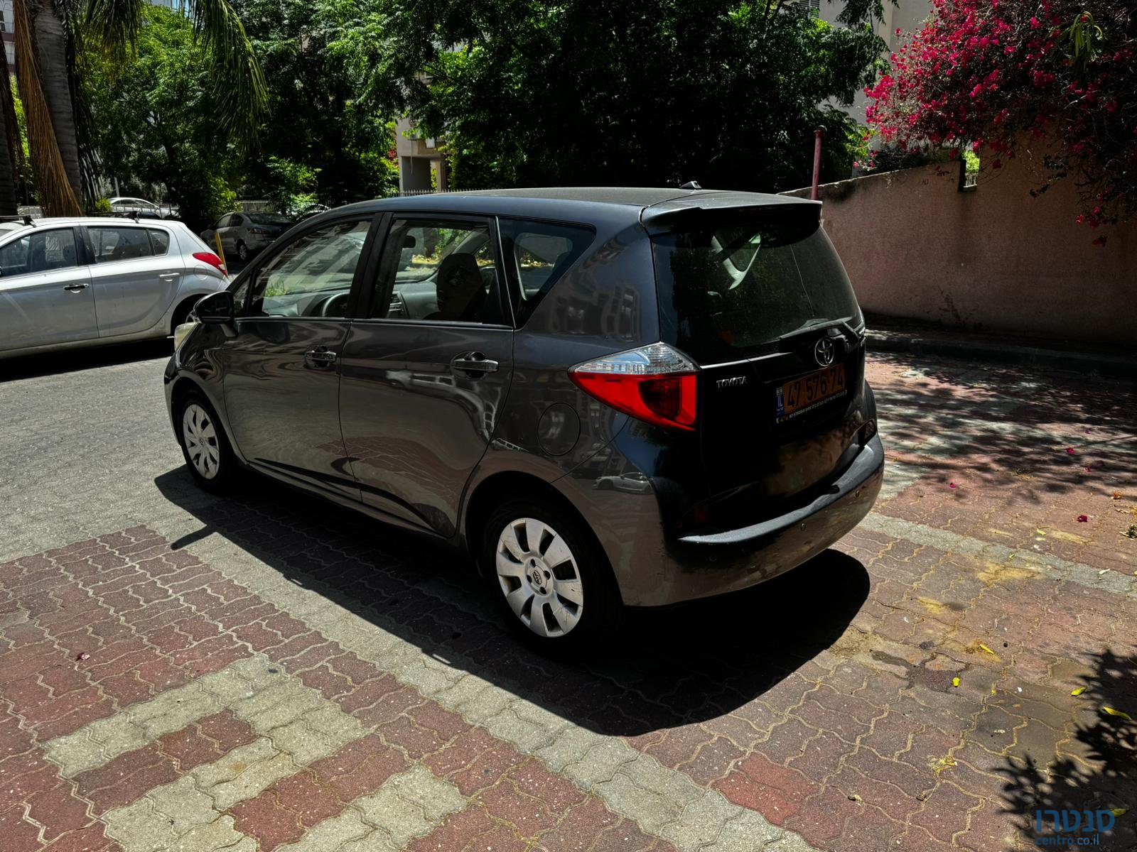 2012' Toyota Yaris Verso photo #6