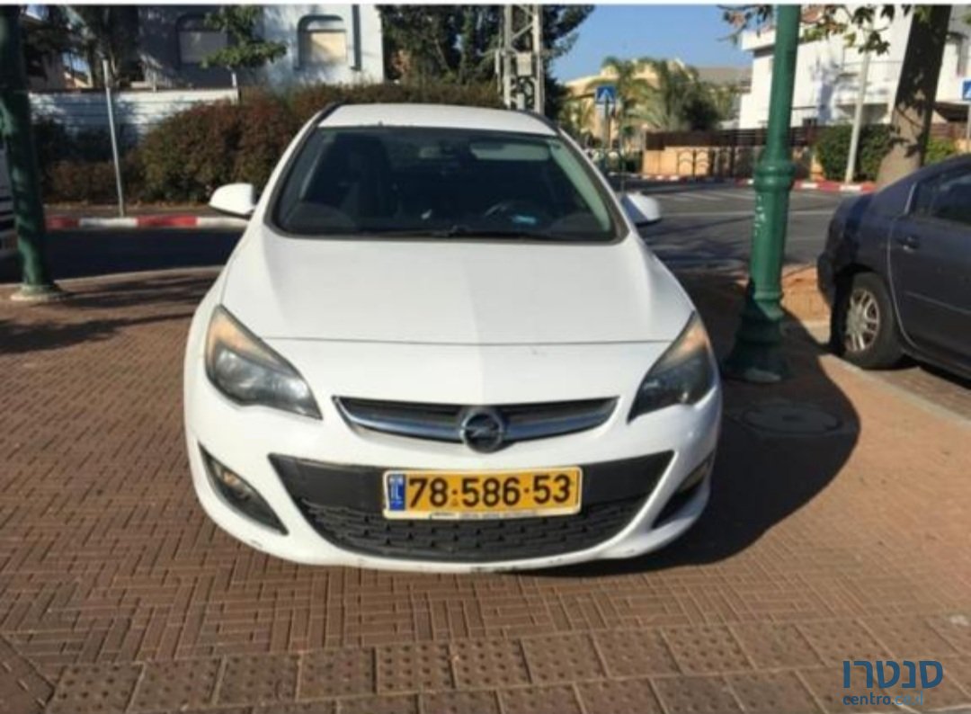 2013' Opel Astra photo #1