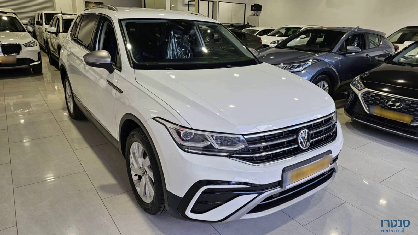 2022' Volkswagen Tiguan photo #2