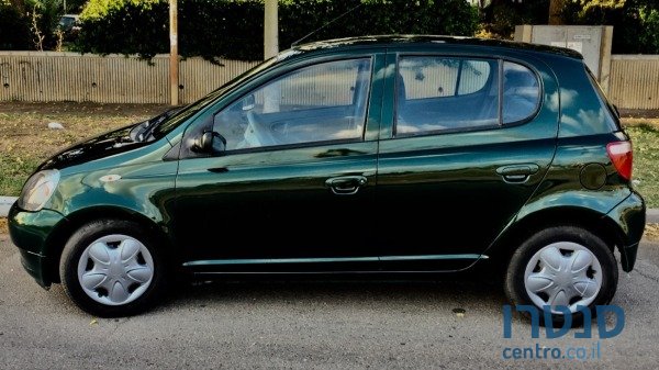 2004' Toyota Auris photo #1