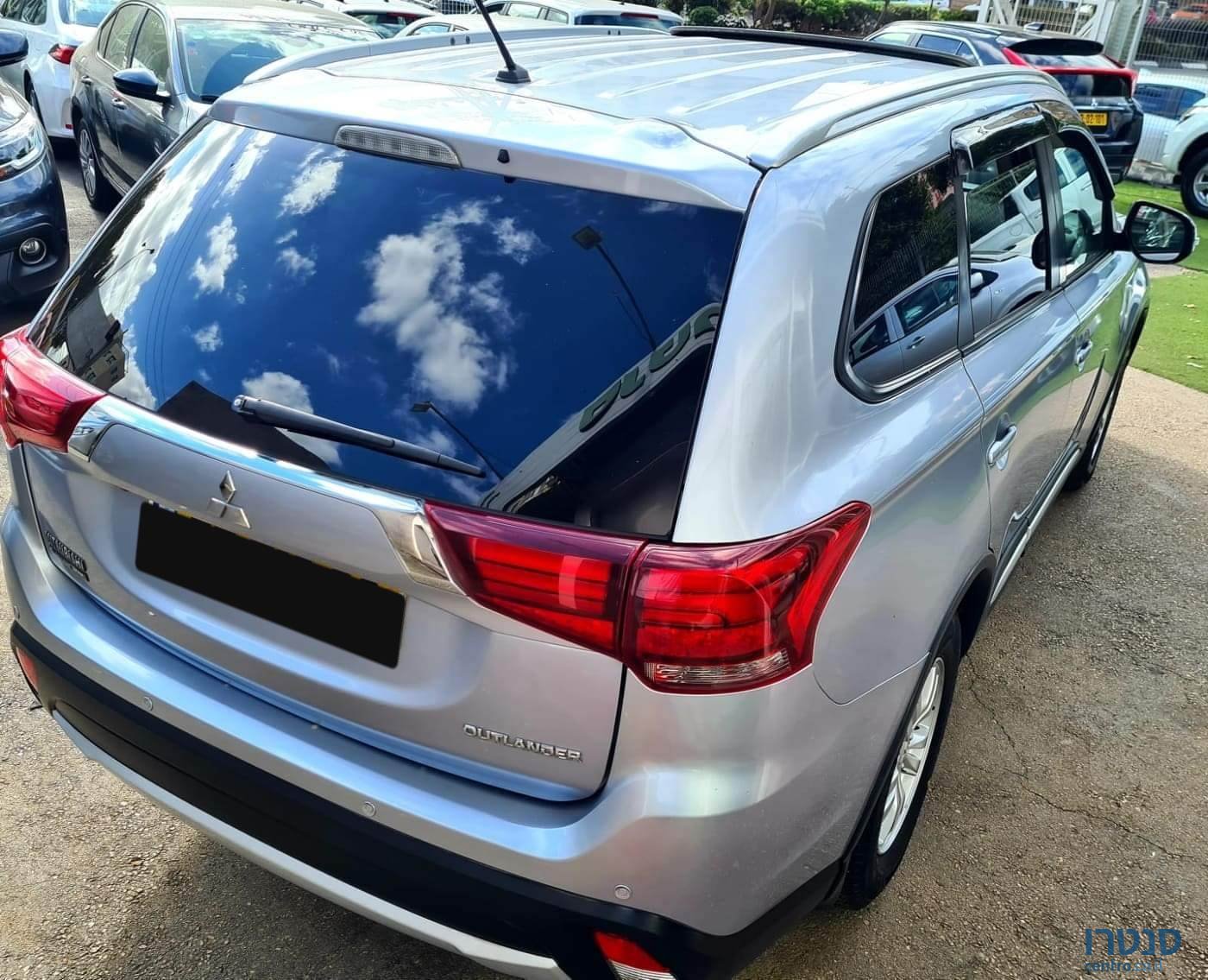 2016' Mitsubishi Outlander photo #3