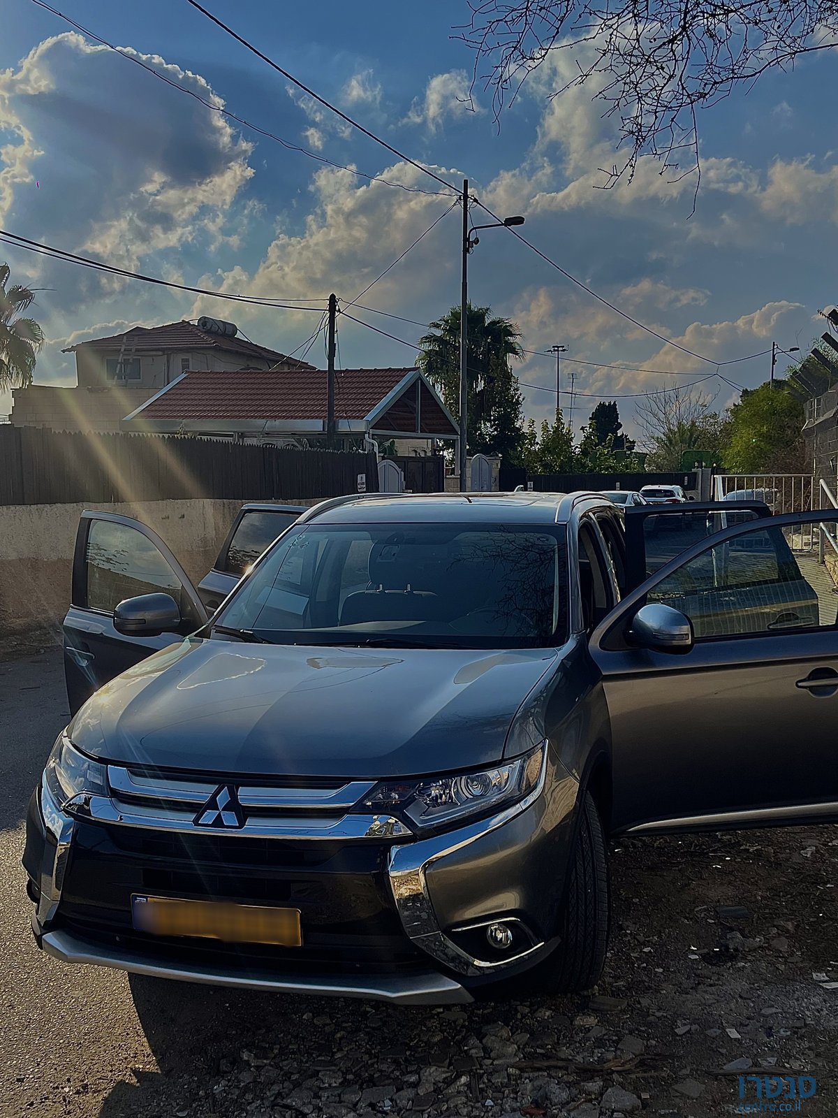 2017' Mitsubishi Outlander photo #2