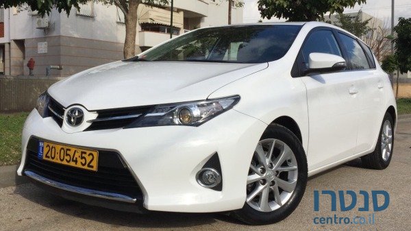 2013' Toyota Auris photo #1