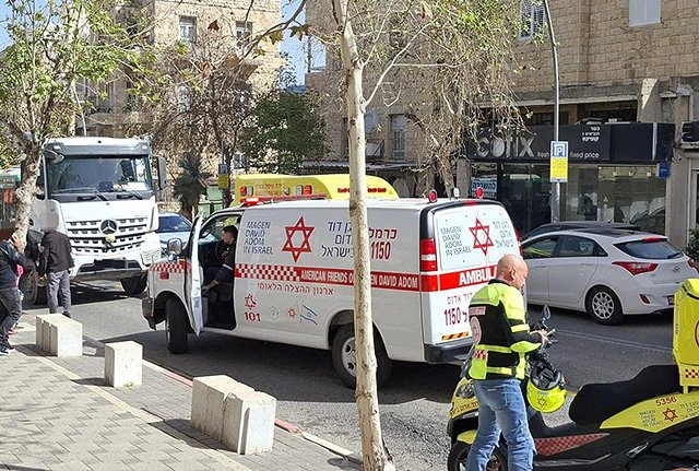 В Хайфе грузовик сбил мужчину, пострадавший в тяжелом состоянии