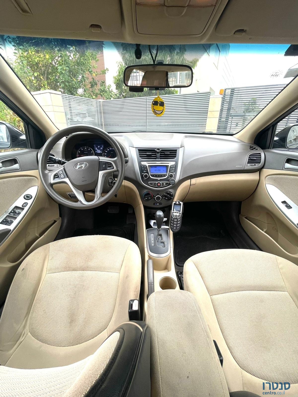 2012' Hyundai i25 photo #3