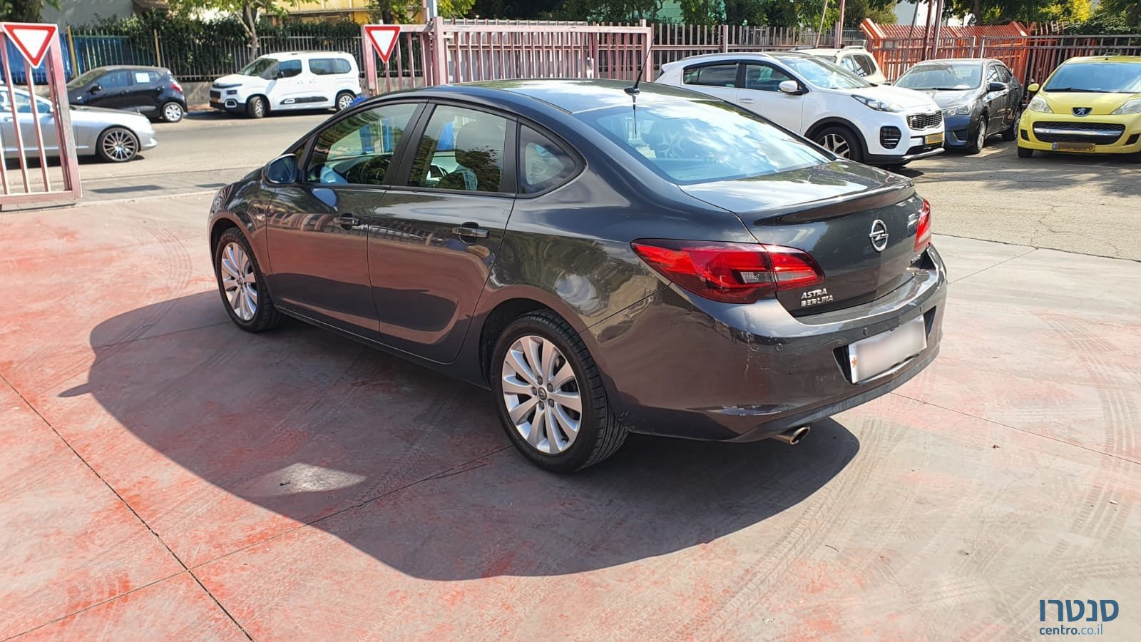 2014' Opel Astra photo #1