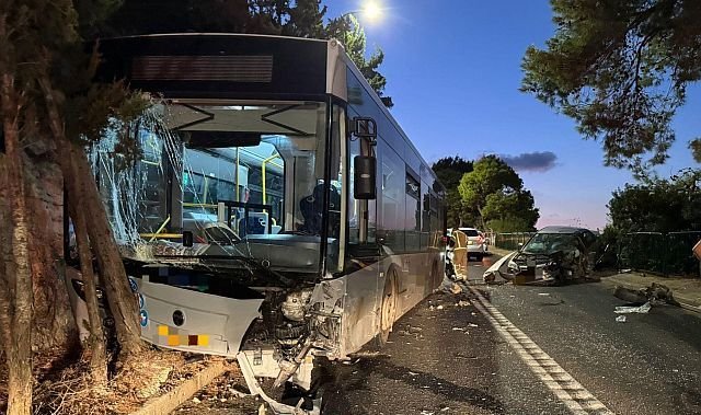 Авария в Хайфе: водитель автомобиля потерял сознание и врезался в автобус