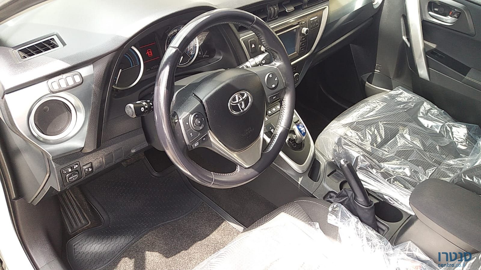 2014' Toyota Auris photo #3
