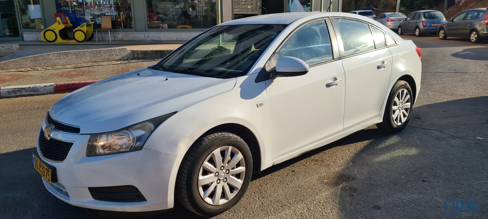 2011' Chevrolet Cruze photo #2