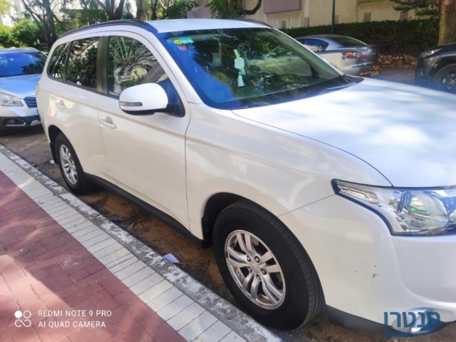 2012' Mitsubishi Outlander photo #2