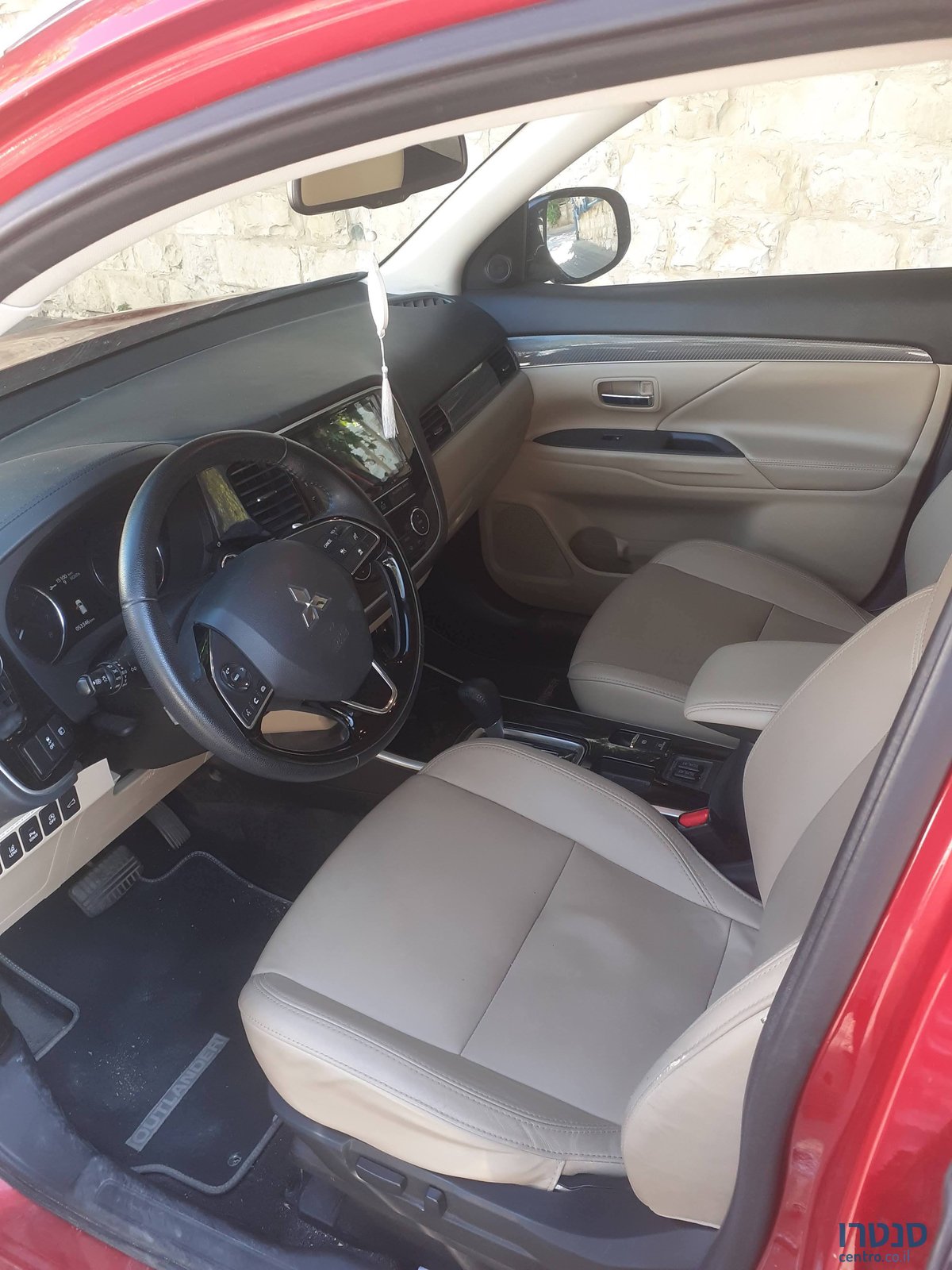 2019' Mitsubishi Outlander photo #2