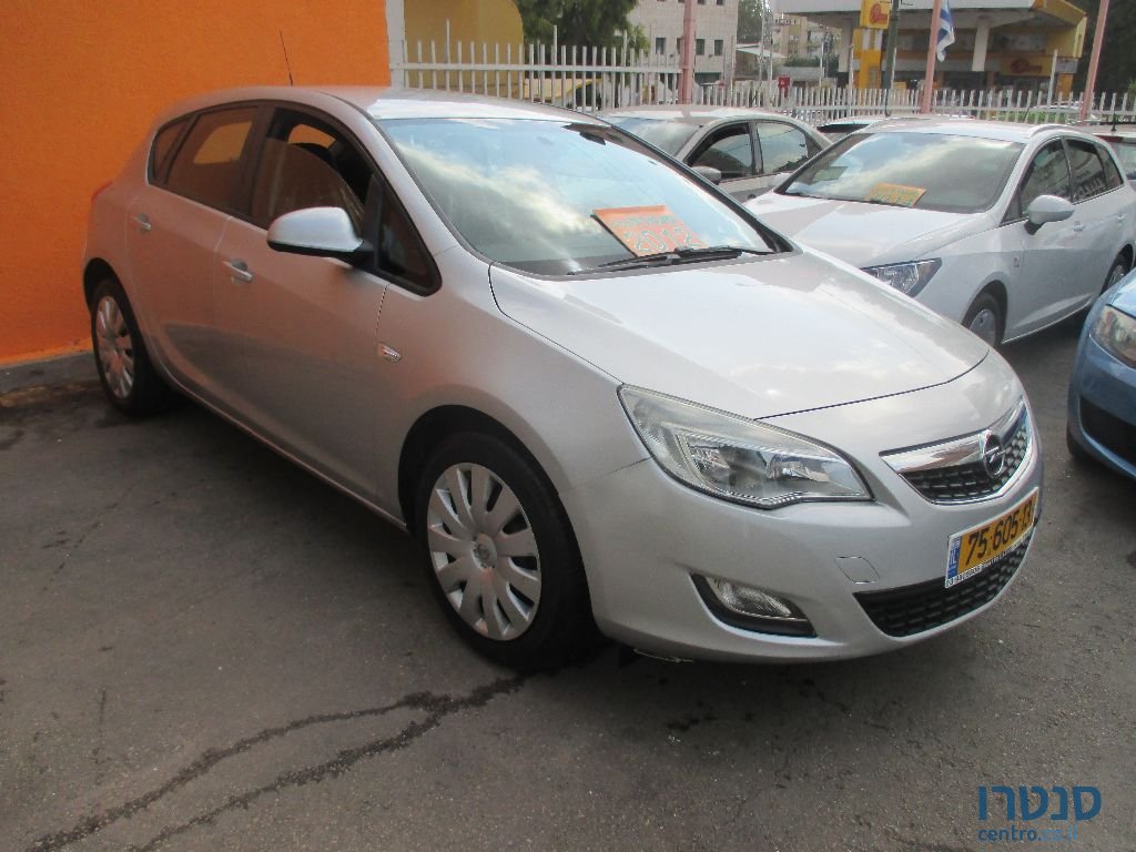 2012' Opel Astra photo #1