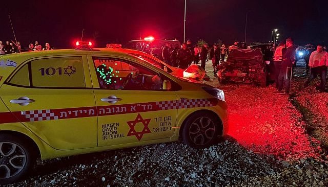 ДТП около Эльада: два человека в состоянии от тяжелого до критического, среди пострадавших дети