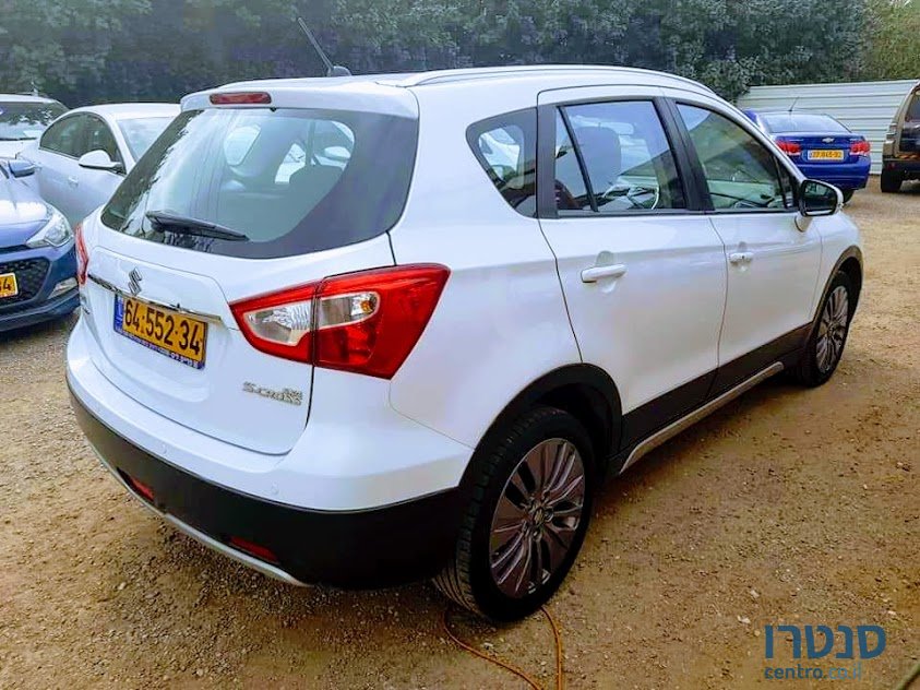 2015' Suzuki SX4 photo #2