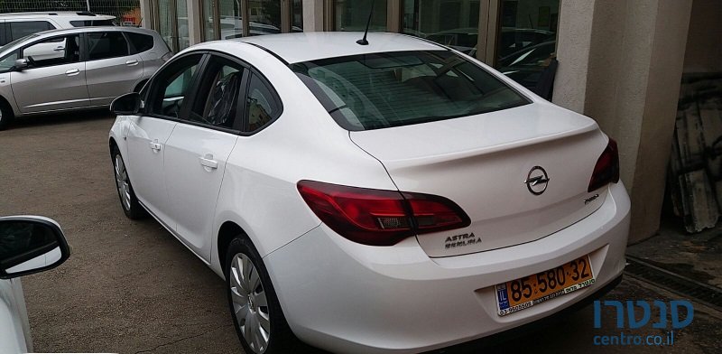 2015' Opel Astra photo #2