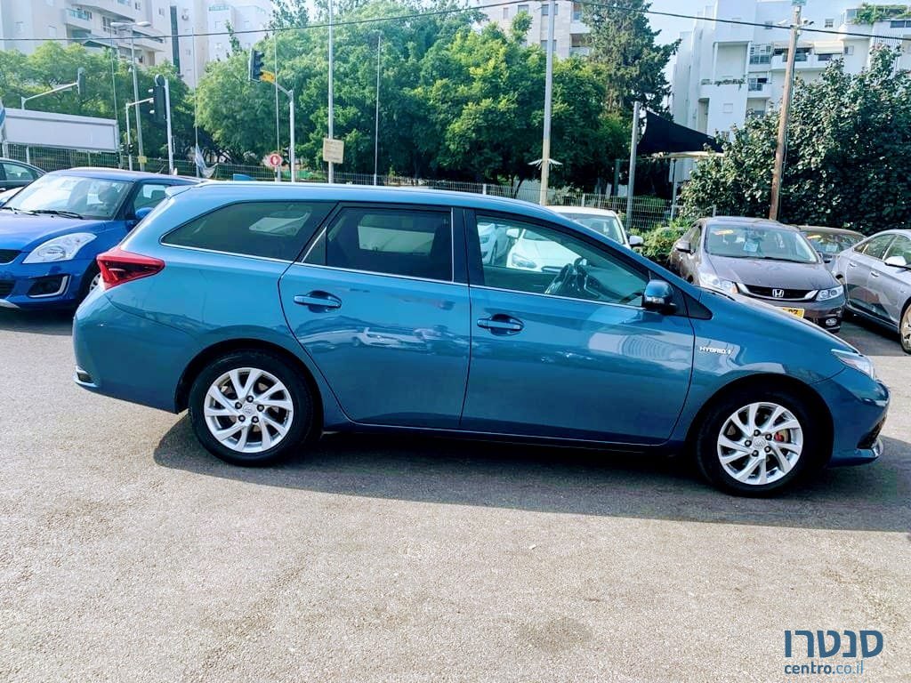 2017' Toyota Auris photo #3