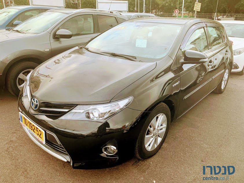 2013' Toyota Auris photo #1