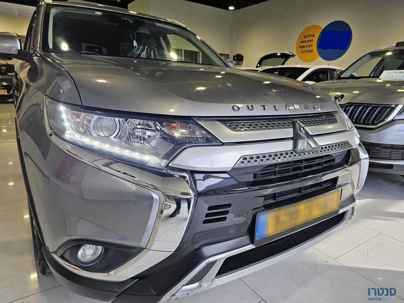 2019' Mitsubishi Outlander photo #2