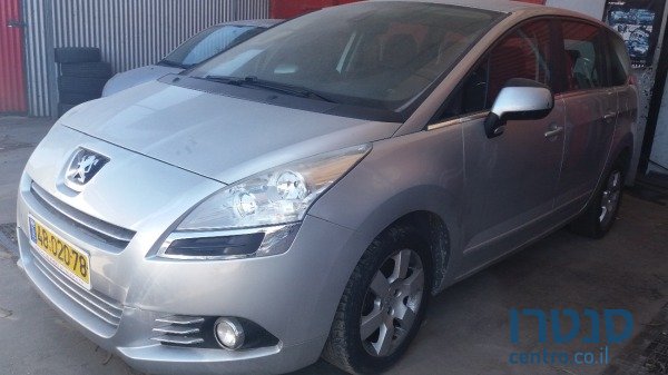 2011' Peugeot 5008 photo #5