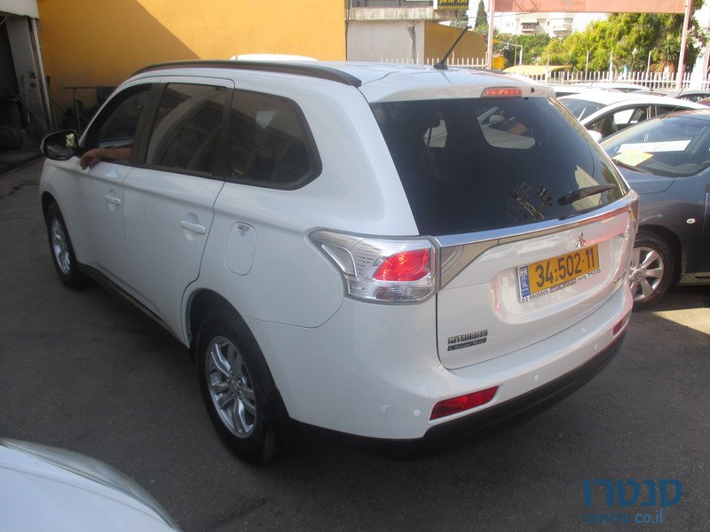 2013' Mitsubishi Outlander photo #2