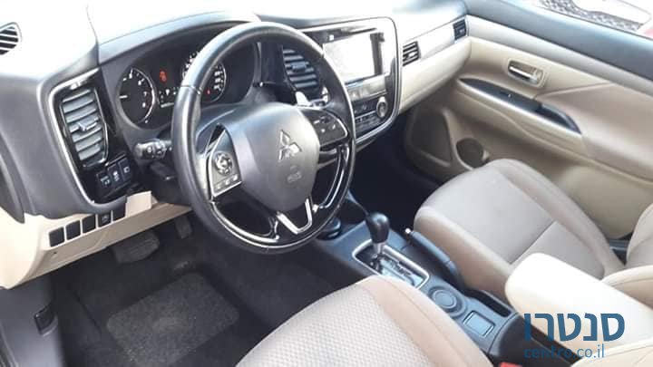 2016' Mitsubishi Outlander photo #3