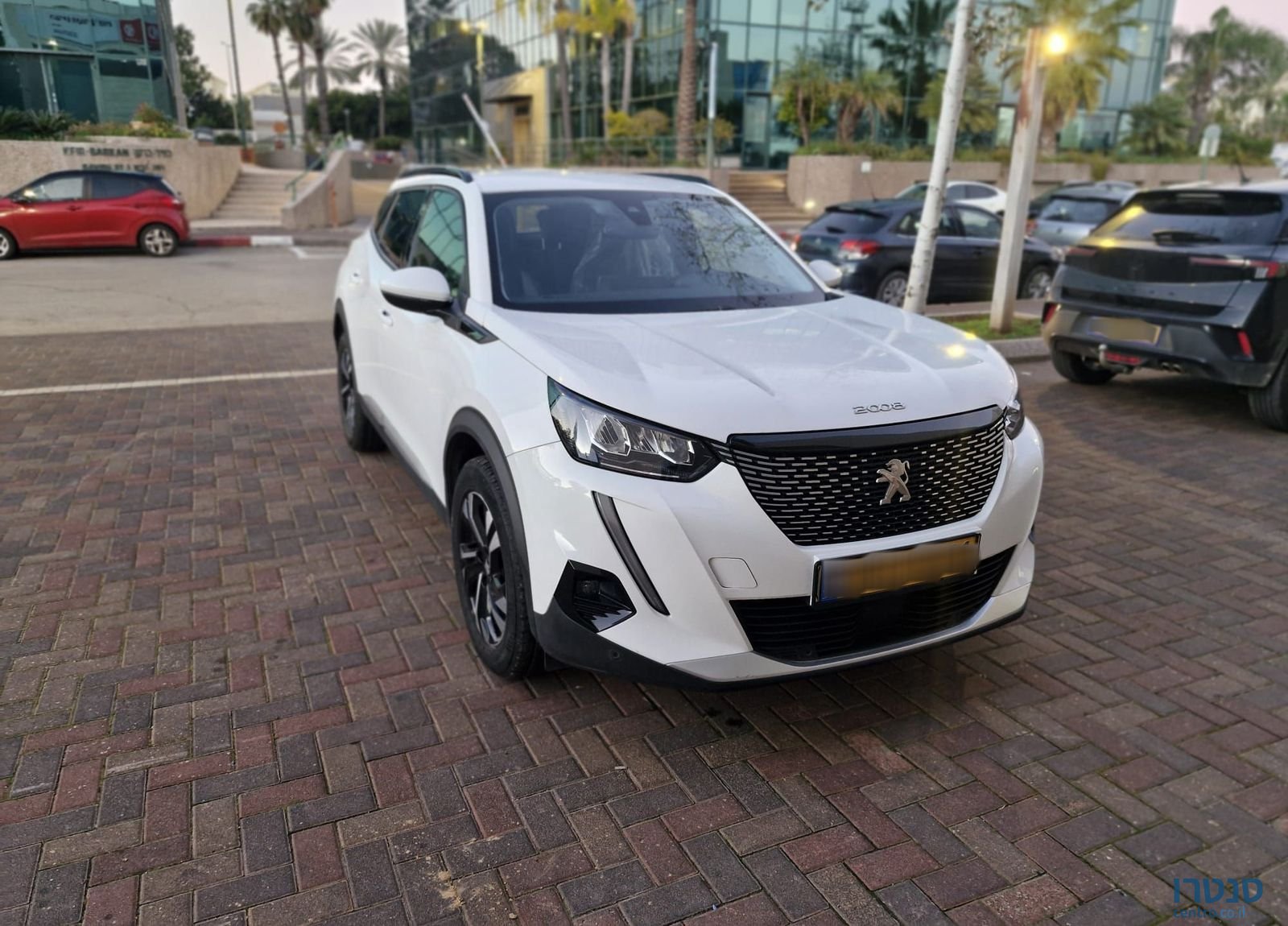 2020' Peugeot 2008 פיג'ו photo #1