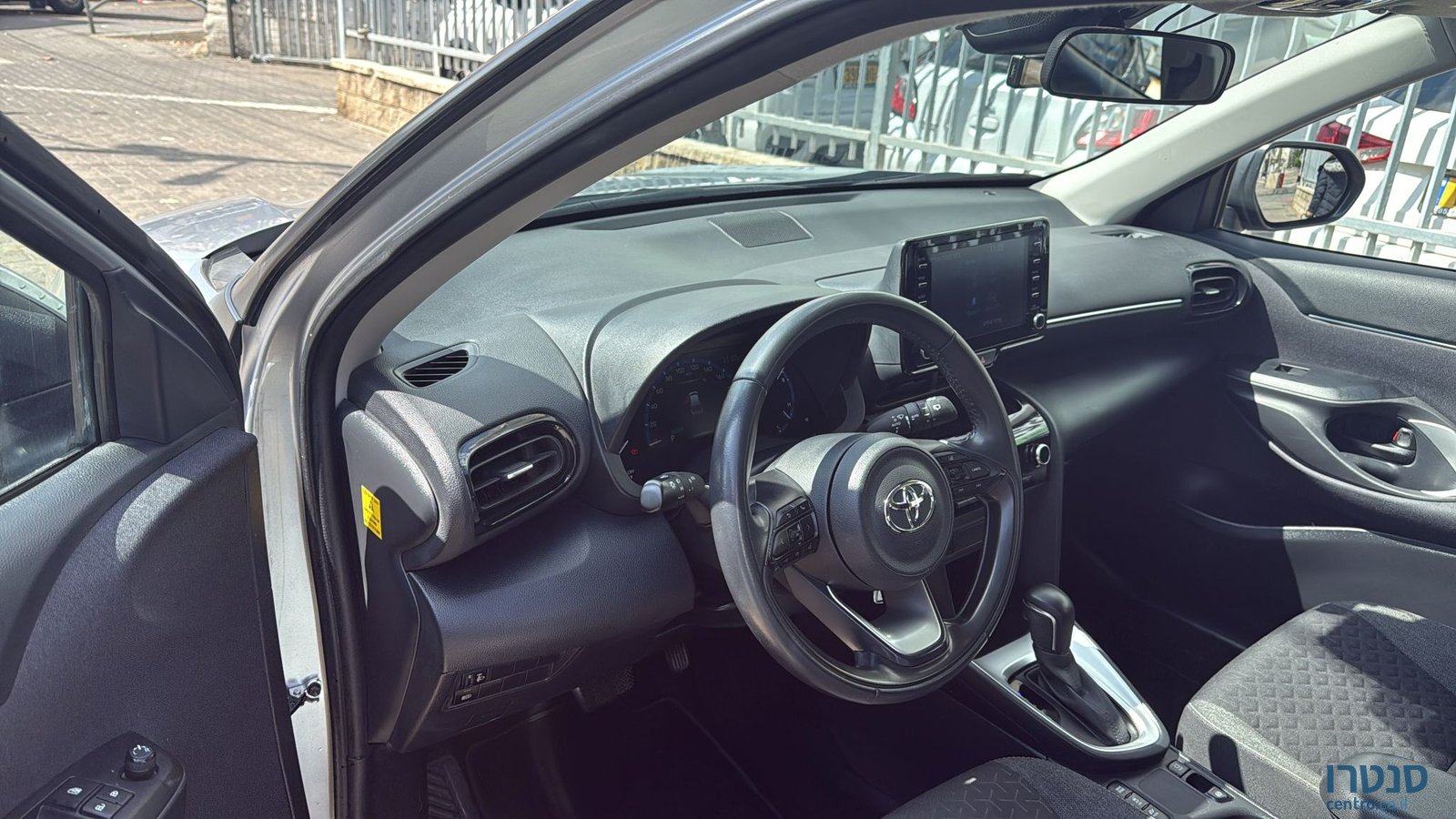 2023' Toyota Yaris Cross photo #2