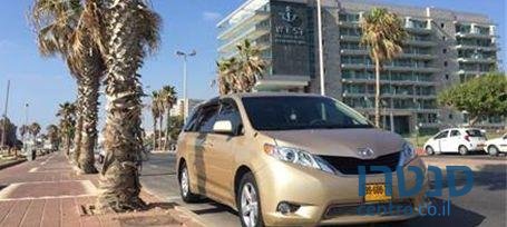 2010' Toyota Sienna טויוטה סיינה photo #2