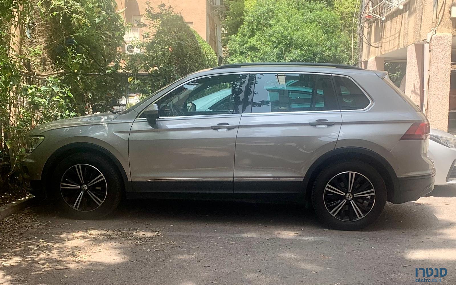 2019' Volkswagen Tiguan photo #3