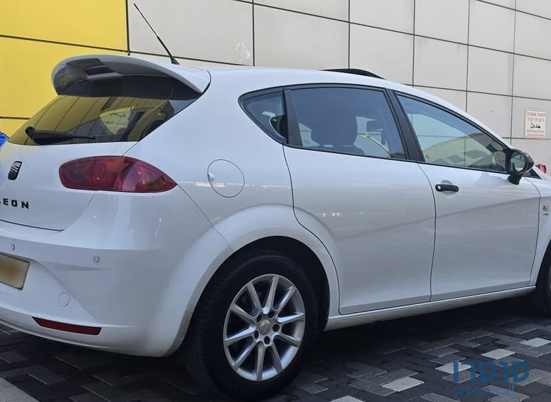 2011' SEAT Leon photo #4