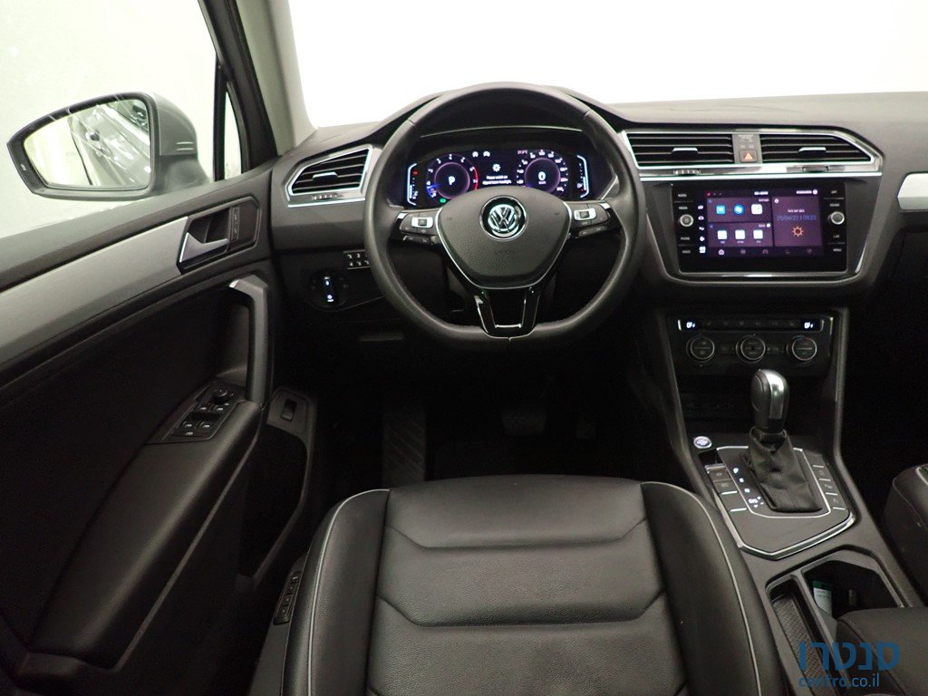 2020' Volkswagen Tiguan photo #7