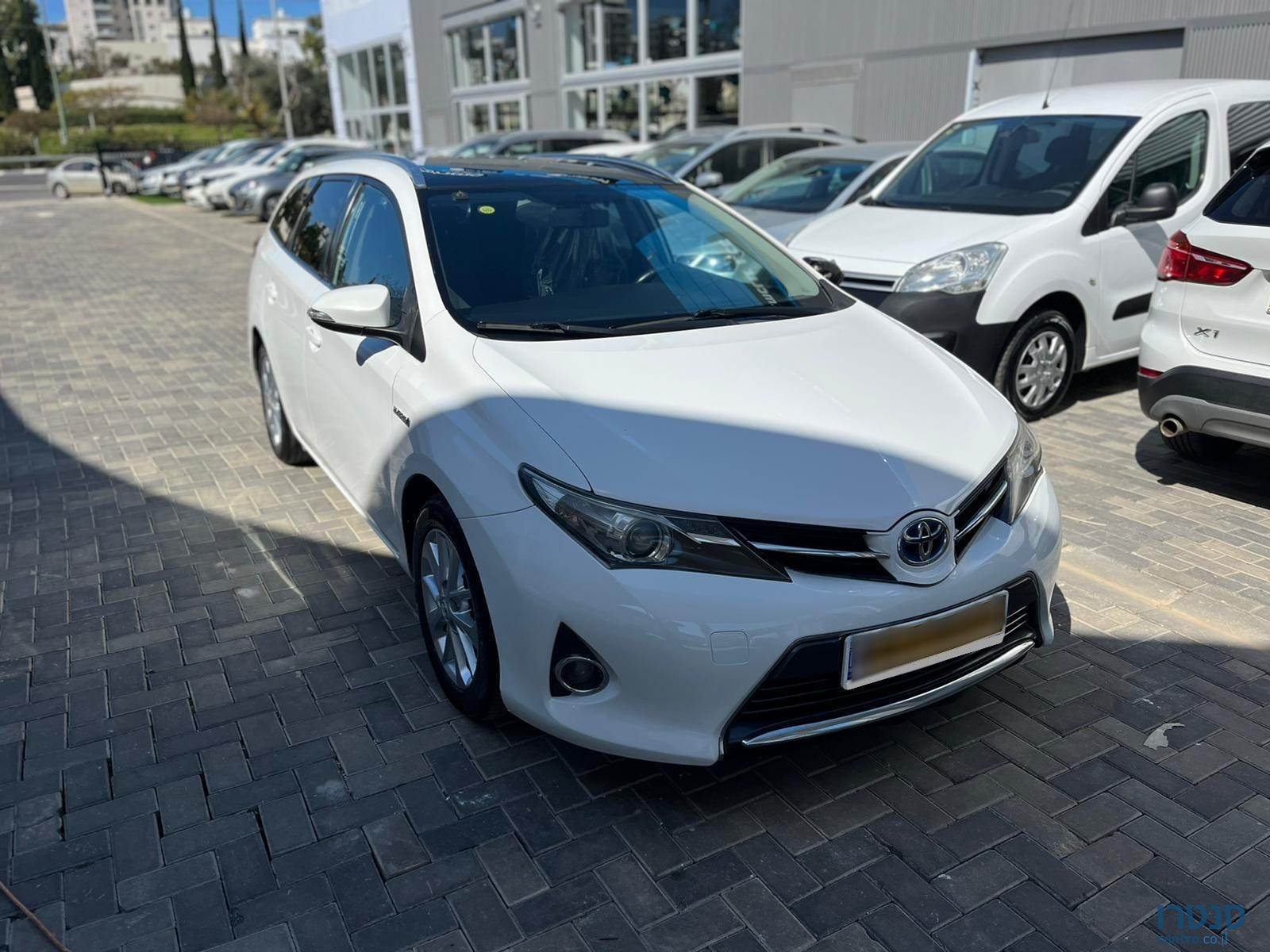 2015' Toyota Auris photo #1