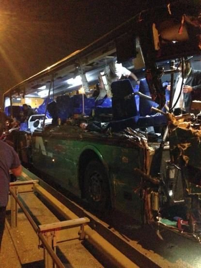 ДТП на шоссе №1: автобус столкнулся с грузовиком, 6 погибших; водитель автобуса пытался помешать следствию