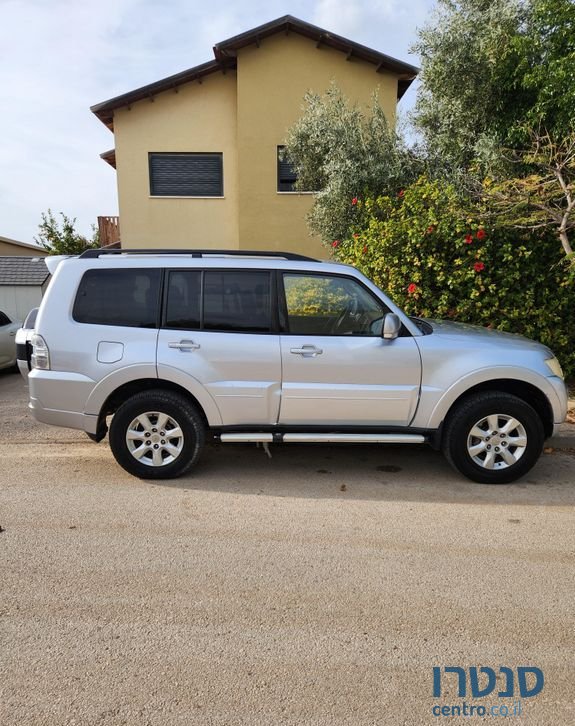 2015' Mitsubishi Pajero מיצובישי פג'רו photo #2