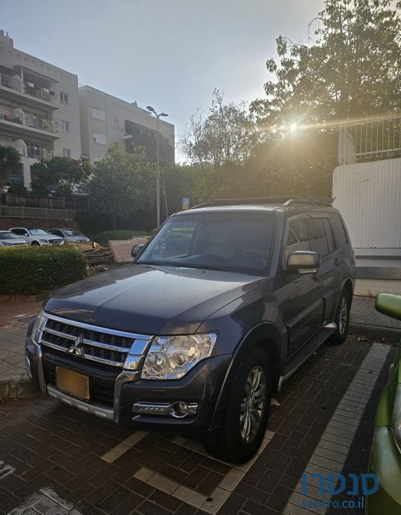 2015' Mitsubishi Pajero מיצובישי פג'רו photo #4