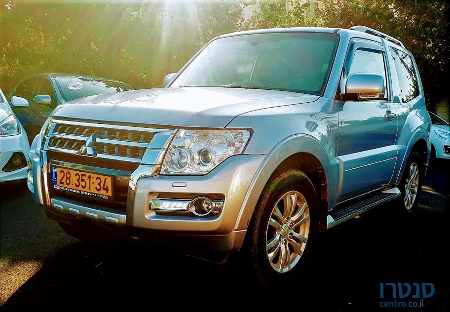 2015' Mitsubishi Pajero photo #1