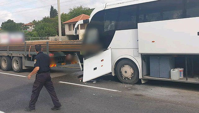 На севере Израиля столкнулись грузовик и автобус, один человек погиб