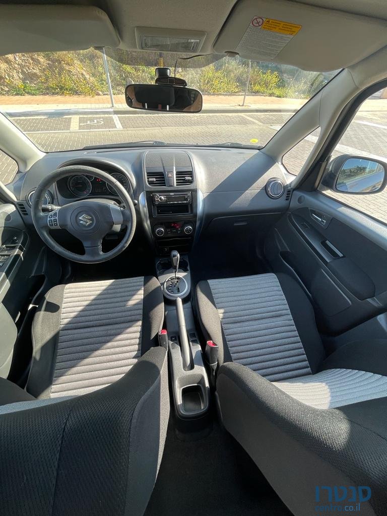 2010' Suzuki SX4 photo #3
