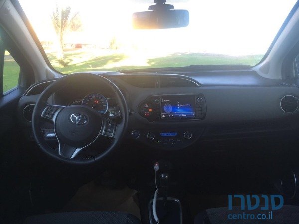 2015' Toyota Yaris photo #3