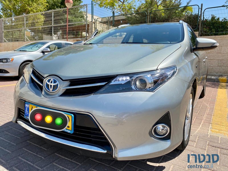 2015' Toyota Auris Hybrid photo #1