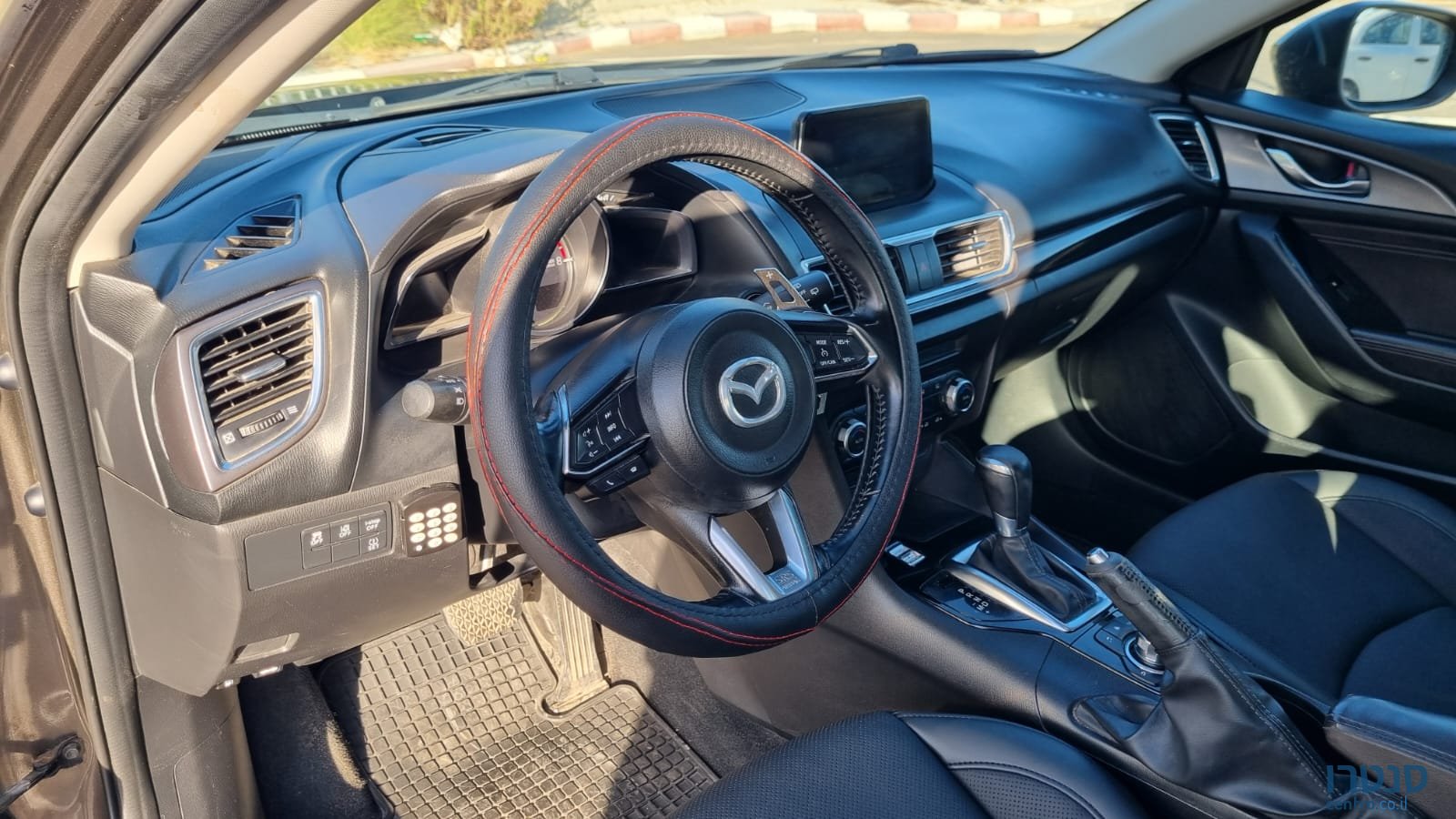 2012' Toyota Avensis photo #7