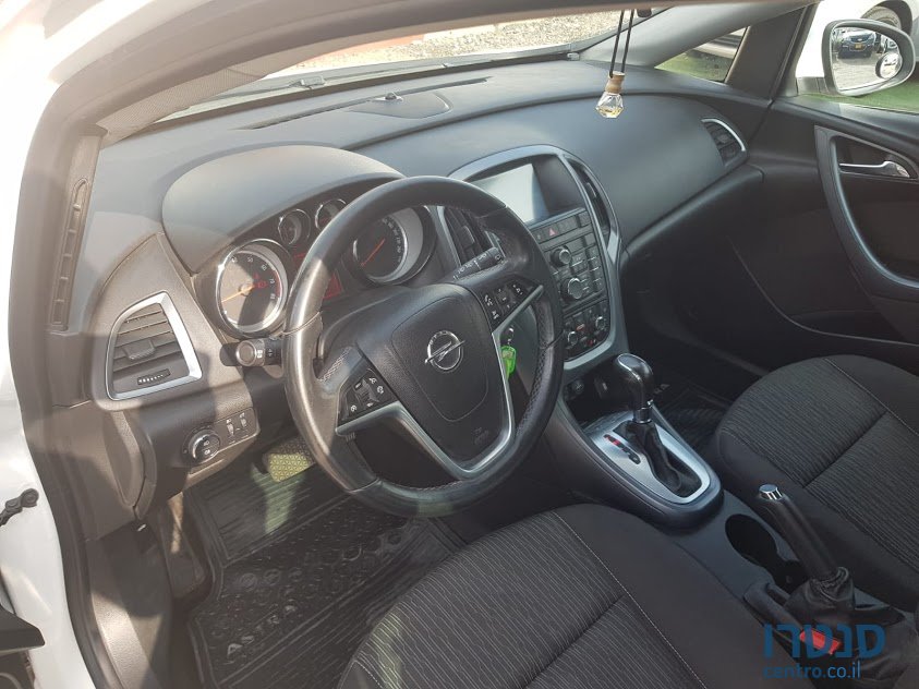 2014' Opel Astra photo #3