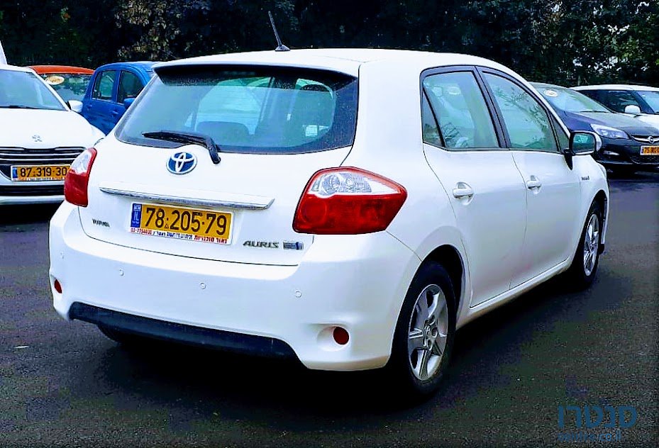 2012' Toyota Auris photo #2