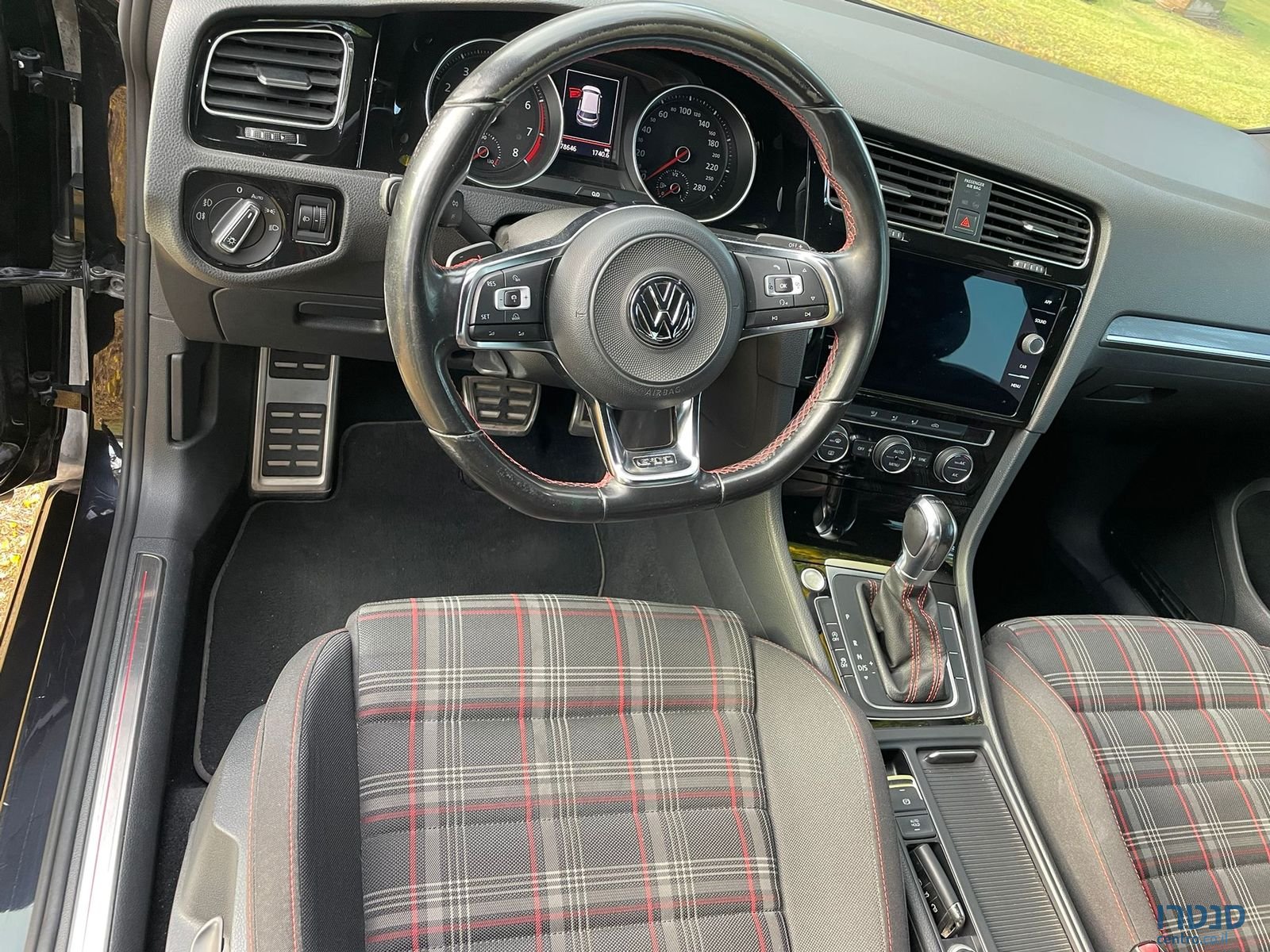 2017' Volkswagen Golf GTI photo #3