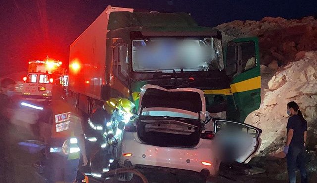 Столкновение грузовика и легкового автомобиля на 90-м шоссе: двое погибших